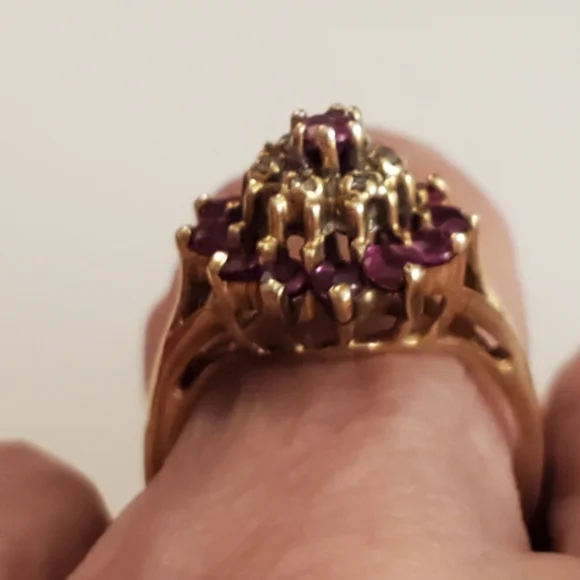Beautiful 10k yg ruby/ diamond ring - Picture 5 of 7